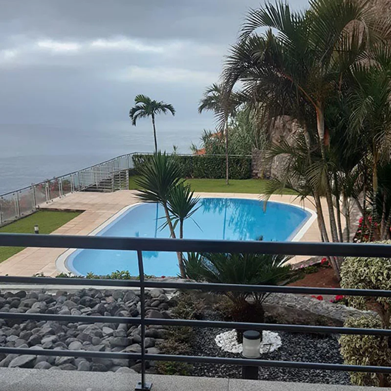 Sistema de aquecimento central com bomba de calor e piso radiante.